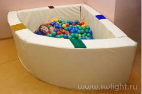 Сухой бассейн в форме 1/4 круга с кнопками-переключателями